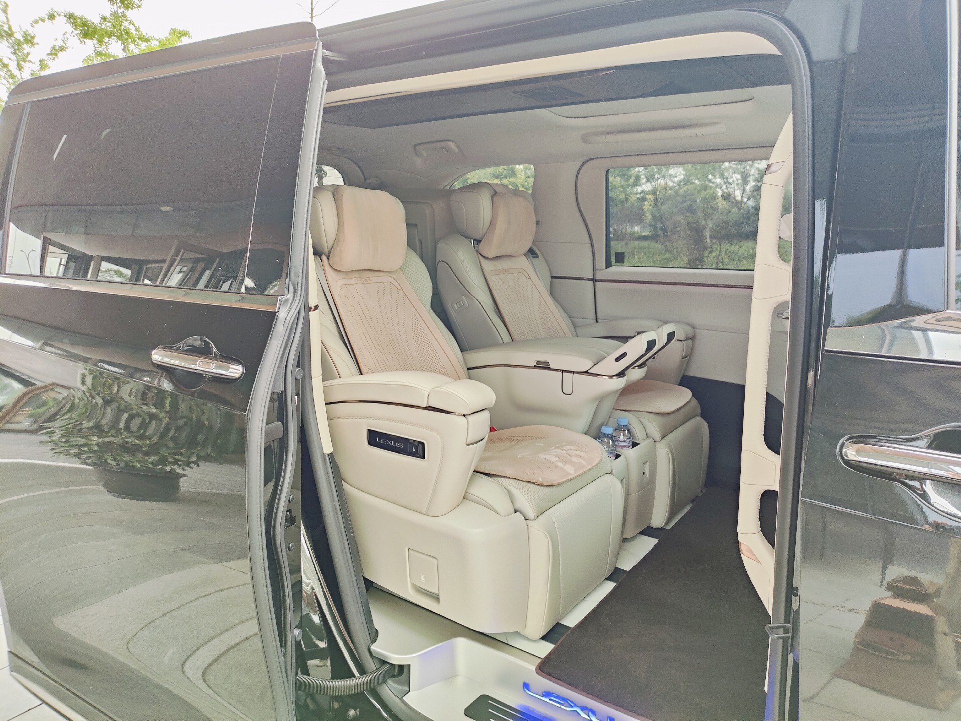 Luxury MPV Car